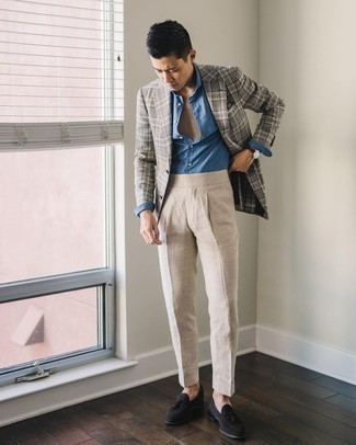 Welche Slipper mit dunkelblauen Businesshemdes zu tragen – 462 Herren Outfits: Kombinieren Sie ein dunkelblaues Businesshemd mit einer hellbeige Leinen Anzughose für einen stilvollen, eleganten Look. Wenn Sie nicht durch und durch formal auftreten möchten, entscheiden Sie sich für Slipper.