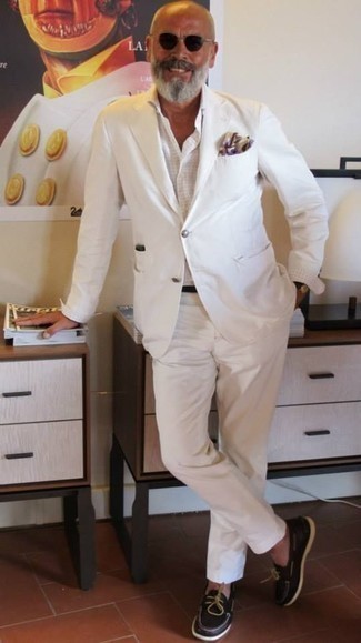 50 Jährige: Welche Anzüge mit weißen und schwarzen Businesshemdes zu tragen – 10 Smart-Casual Herren Outfits: Kombinieren Sie einen Anzug mit einem weißen und schwarzen Businesshemd für einen stilvollen, eleganten Look. Suchen Sie nach leichtem Schuhwerk? Entscheiden Sie sich für dunkelbraunen Leder Bootsschuhe für den Tag.