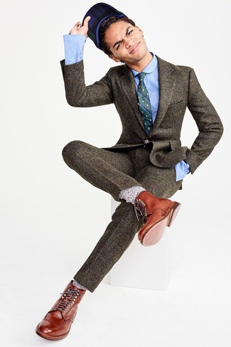 Hellbeige Socken kombinieren – 500+ Herren Outfits: Kombinieren Sie einen dunkelbraunen Wollanzug mit hellbeige Socken für einen bequemen Alltags-Look. Fühlen Sie sich mutig? Vervollständigen Sie Ihr Outfit mit braunen Brogue Stiefeln aus Leder.