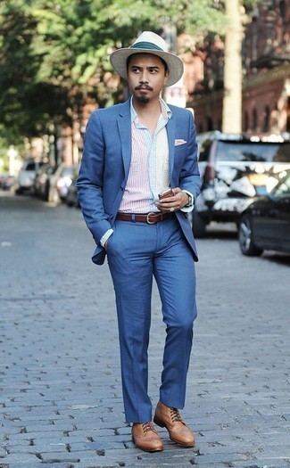 Beige Brogue Stiefel aus Leder kombinieren – 17 Herren Outfits: Entscheiden Sie sich für einen blauen Anzug und ein mehrfarbiges vertikal gestreiftes Businesshemd für eine klassischen und verfeinerte Silhouette. Fühlen Sie sich mutig? Ergänzen Sie Ihr Outfit mit beige Brogue Stiefeln aus Leder.