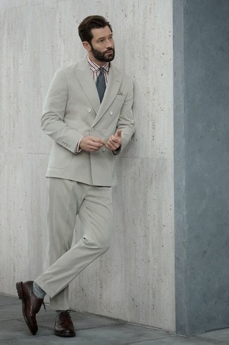 Socken kombinieren – 1200+ Herren Outfits: Erwägen Sie das Tragen von einem grauen Anzug und Socken für ein sonntägliches Mittagessen mit Freunden. Fühlen Sie sich ideenreich? Wählen Sie dunkelroten Leder Brogues.
