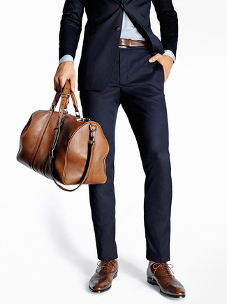 Welche Businesshemden mit dunkelbrauner Brogues zu tragen – 448 Herren Outfits: Vereinigen Sie ein Businesshemd mit einem dunkelblauen Anzug für einen stilvollen, eleganten Look. Fühlen Sie sich ideenreich? Komplettieren Sie Ihr Outfit mit dunkelbraunen Brogues.