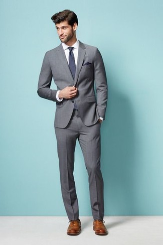 Lila Einstecktuch kombinieren – 222 Herren Outfits: Kombinieren Sie einen grauen Anzug mit einem lila Einstecktuch, um einen lockeren, aber dennoch stylischen Look zu erhalten. Fühlen Sie sich mutig? Vervollständigen Sie Ihr Outfit mit beige Leder Brogues.