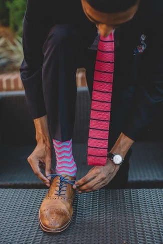 Rosa Krawatte kombinieren – 123 Herren Outfits: Tragen Sie einen schwarzen Anzug und eine rosa Krawatte, um vor Klasse und Perfektion zu strotzen. Fühlen Sie sich mutig? Ergänzen Sie Ihr Outfit mit braunen Leder Brogues.