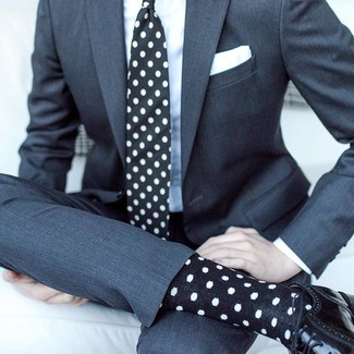Schwarze und weiße gepunktete Krawatte kombinieren – 130 Herren Outfits: Kombinieren Sie einen dunkelgrauen Anzug mit einer schwarzen und weißen gepunkteten Krawatte, um vor Klasse und Perfektion zu strotzen. Fühlen Sie sich ideenreich? Wählen Sie schwarzen Leder Brogues.