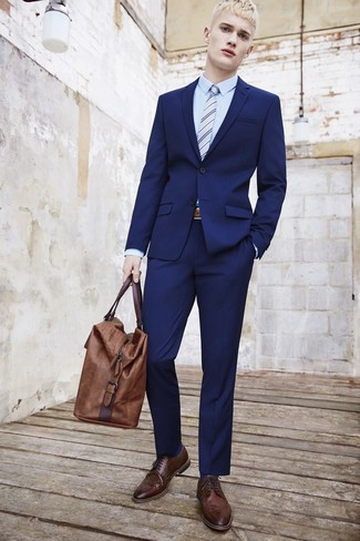 Hellblaue vertikal gestreifte Krawatte kombinieren – 8 Herren Outfits: Entscheiden Sie sich für einen dunkelblauen Anzug und eine hellblaue vertikal gestreifte Krawatte, um vor Klasse und Perfektion zu strotzen. Suchen Sie nach leichtem Schuhwerk? Vervollständigen Sie Ihr Outfit mit dunkelbraunen Leder Brogues für den Tag.
