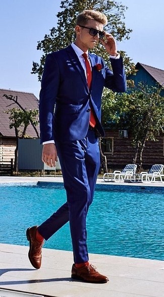 Rote Krawatte kombinieren – 500+ Herren Outfits: Paaren Sie einen dunkelblauen Anzug mit einer roten Krawatte, um vor Klasse und Perfektion zu strotzen. Fühlen Sie sich ideenreich? Wählen Sie braunen Leder Brogues.
