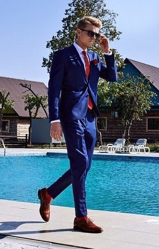 Rote Krawatte kombinieren – 500+ Herren Outfits: Erwägen Sie das Tragen von einem dunkelblauen Anzug und einer roten Krawatte für eine klassischen und verfeinerte Silhouette. Suchen Sie nach leichtem Schuhwerk? Ergänzen Sie Ihr Outfit mit braunen Leder Brogues für den Tag.