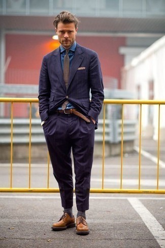 Geflochtenen Gürtel kombinieren – 177 Elegante Herren Outfits: Kombinieren Sie einen dunkelblauen vertikal gestreiften Anzug mit einem geflochtenen Gürtel, um einen lockeren, aber dennoch stylischen Look zu erhalten. Rotbraune Leder Brogues bringen Eleganz zu einem ansonsten schlichten Look.
