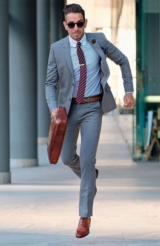 Rotbraune Leder Brogues kombinieren – 500+ Herren Outfits: Entscheiden Sie sich für einen grauen Anzug und ein hellblaues Businesshemd für eine klassischen und verfeinerte Silhouette. Fühlen Sie sich mutig? Wählen Sie rotbraunen Leder Brogues.