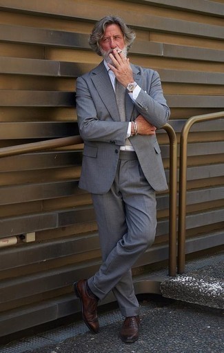Graue Krawatte kombinieren – 500+ Herren Outfits: Kombinieren Sie einen grauen Anzug mit einer grauen Krawatte für eine klassischen und verfeinerte Silhouette. Dunkelbraune Leder Brogues verleihen einem klassischen Look eine neue Dimension.