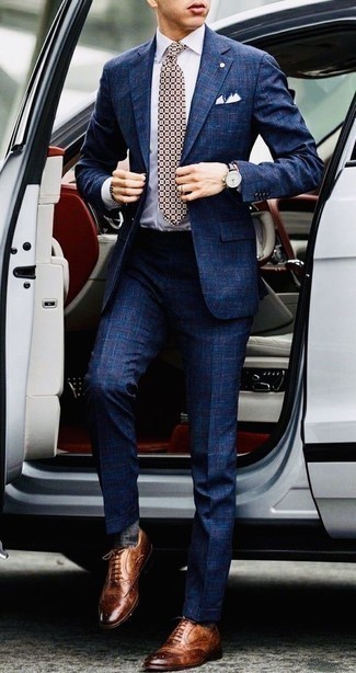 30 Jährige: Blauen Anzug mit Schottenmuster kombinieren – 79 Herren Outfits: Entscheiden Sie sich für einen blauen Anzug mit Schottenmuster und ein weißes Businesshemd für eine klassischen und verfeinerte Silhouette. Machen Sie diese Aufmachung leger mit rotbraunen Leder Brogues.
