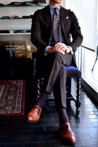 Dunkelrote Krawatte mit Paisley-Muster kombinieren – 88 Herren Outfits: Kombinieren Sie einen dunkelbraunen Anzug mit einer dunkelroten Krawatte mit Paisley-Muster für eine klassischen und verfeinerte Silhouette. Wenn Sie nicht durch und durch formal auftreten möchten, entscheiden Sie sich für rotbraunen Leder Brogues.
