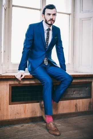 20 Jährige: Mehrfarbige Krawatte kombinieren – 8 Elegante Herren Outfits warm Wetter: Entscheiden Sie sich für einen blauen Anzug und eine mehrfarbige Krawatte für eine klassischen und verfeinerte Silhouette. Suchen Sie nach leichtem Schuhwerk? Vervollständigen Sie Ihr Outfit mit braunen Leder Brogues für den Tag.