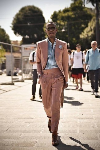Rosa Anzug kombinieren – 55 Herren Outfits: Etwas Einfaches wie die Wahl von einem rosa Anzug und einem weißen und blauen vertikal gestreiften Businesshemd kann Sie von der Menge abheben. Suchen Sie nach leichtem Schuhwerk? Vervollständigen Sie Ihr Outfit mit braunen Leder Brogues für den Tag.
