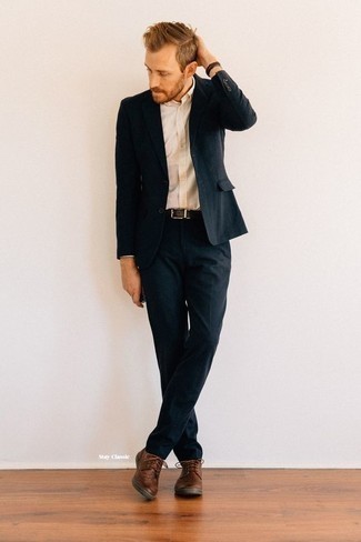 Dunkelbraunen Ledergürtel kombinieren – 500+ Sommer Herren Outfits: Kombinieren Sie einen dunkelblauen Anzug mit einem dunkelbraunen Ledergürtel für einen bequemen Alltags-Look. Komplettieren Sie Ihr Outfit mit braunen Leder Brogues, um Ihr Modebewusstsein zu zeigen. Ein cooler Sommer-Look.
