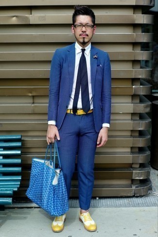 30 Jährige: Blaue bedruckte Shopper Tasche aus Segeltuch kombinieren – 3 Elegante Herren Outfits warm Wetter: Paaren Sie einen blauen Anzug mit einer blauen bedruckten Shopper Tasche aus Segeltuch für ein großartiges Wochenend-Outfit. Fühlen Sie sich ideenreich? Entscheiden Sie sich für gelben Leder Brogues.