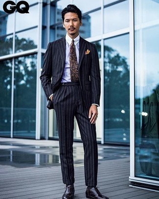 Mehrfarbige Krawatte mit Paisley-Muster kombinieren – 18 Herren Outfits: Entscheiden Sie sich für einen klassischen Stil in einem dunkelblauen vertikal gestreiften Anzug und einer mehrfarbigen Krawatte mit Paisley-Muster. Wenn Sie nicht durch und durch formal auftreten möchten, vervollständigen Sie Ihr Outfit mit schwarzen Leder Brogues.
