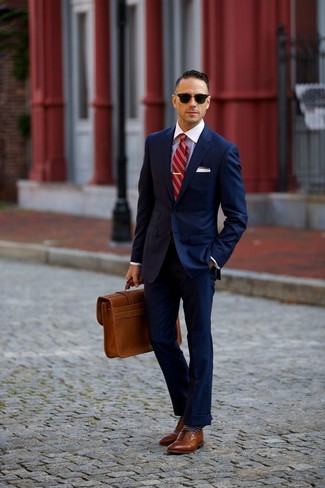 Rote vertikal gestreifte Krawatte kombinieren – 43 Herren Outfits warm Wetter: Machen Sie sich mit einem dunkelblauen Anzug und einer roten vertikal gestreiften Krawatte einen verfeinerten, eleganten Stil zu Nutze. Fühlen Sie sich ideenreich? Entscheiden Sie sich für braunen Leder Brogues.