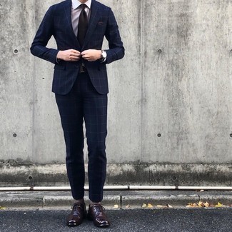 Dunkelbraunes Einstecktuch kombinieren – 500+ Herren Outfits: Kombinieren Sie einen dunkelblauen Anzug mit Karomuster mit einem dunkelbraunen Einstecktuch, um mühelos alles zu meistern, was auch immer der Tag bringen mag. Putzen Sie Ihr Outfit mit dunkelbraunen Leder Brogues.