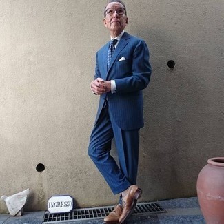 Dunkelblaue und weiße bedruckte Krawatte kombinieren – 482 Herren Outfits: Entscheiden Sie sich für einen blauen vertikal gestreiften Anzug und eine dunkelblaue und weiße bedruckte Krawatte für einen stilvollen, eleganten Look. Fühlen Sie sich ideenreich? Vervollständigen Sie Ihr Outfit mit beige Leder Brogues.