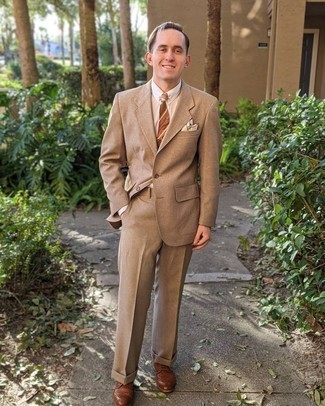 Braune Krawatte kombinieren – 500+ Herren Outfits: Paaren Sie einen beige Anzug mit einer braunen Krawatte für einen stilvollen, eleganten Look. Wählen Sie die legere Option mit braunen Leder Brogues.