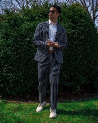 Graue Lederuhr kombinieren – 57 Elegante Herren Outfits: Kombinieren Sie einen dunkelblauen vertikal gestreiften Anzug mit einer grauen Lederuhr, um einen lockeren, aber dennoch stylischen Look zu erhalten. Komplettieren Sie Ihr Outfit mit weißen Segeltuch Brogues, um Ihr Modebewusstsein zu zeigen.