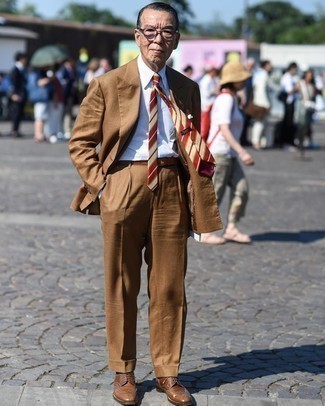 60 Jährige: Outfits Herren 2024: Entscheiden Sie sich für einen braunen Anzug und ein weißes Businesshemd für eine klassischen und verfeinerte Silhouette. Wenn Sie nicht durch und durch formal auftreten möchten, ergänzen Sie Ihr Outfit mit braunen Leder Brogues.