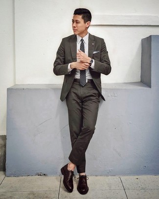 20 Jährige: Schwarze gepunktete Krawatte kombinieren – 8 Herren Outfits: Vereinigen Sie einen dunkelgrünen Anzug mit einer schwarzen gepunkteten Krawatte, um vor Klasse und Perfektion zu strotzen. Bringen Sie die Dinge durcheinander, indem Sie dunkelbraunen Leder Brogues mit diesem Outfit tragen.