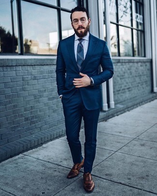 Braune Lederuhr kombinieren – 500+ Elegante Herren Outfits warm Wetter: Kombinieren Sie einen dunkelblauen Anzug mit einer braunen Lederuhr, um einen lockeren, aber dennoch stylischen Look zu erhalten. Setzen Sie bei den Schuhen auf die klassische Variante mit braunen Leder Brogues.
