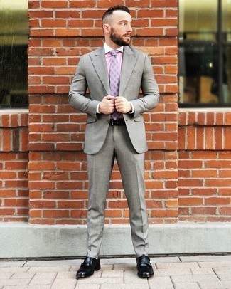 Wie grauen Anzug mit rosa Businesshemdes zu kombinieren – 29 Herren Outfits: Paaren Sie einen grauen Anzug mit einem rosa Businesshemd für einen stilvollen, eleganten Look. Fühlen Sie sich mutig? Wählen Sie schwarzen Leder Brogues.