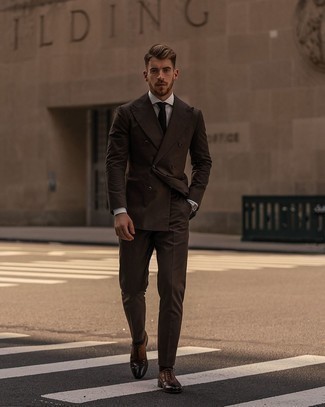 Dunkelbraunen Anzug kombinieren – 972+ Herren Outfits: Entscheiden Sie sich für einen dunkelbraunen Anzug und ein weißes Businesshemd für einen stilvollen, eleganten Look. Fühlen Sie sich mutig? Ergänzen Sie Ihr Outfit mit braunen Leder Brogues.