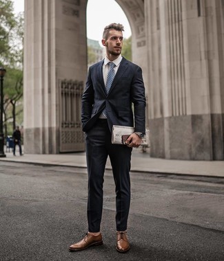 Brogues kombinieren – 500+ Herren Outfits: Kombinieren Sie einen dunkelblauen Anzug mit einem weißen Businesshemd, um vor Klasse und Perfektion zu strotzen. Fühlen Sie sich mutig? Wählen Sie Brogues.
