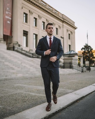 Dunkelrote Krawatte kombinieren – 500+ Elegante Herren Outfits: Tragen Sie einen dunkelblauen vertikal gestreiften Anzug und eine dunkelrote Krawatte, um vor Klasse und Perfektion zu strotzen. Wenn Sie nicht durch und durch formal auftreten möchten, entscheiden Sie sich für dunkelbraunen Leder Brogues.