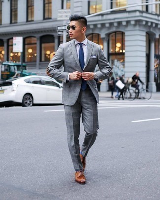 Dunkelbraune Leder Brogues kombinieren – 500+ Herren Outfits: Kombinieren Sie einen grauen Anzug mit Schottenmuster mit einem weißen Businesshemd für eine klassischen und verfeinerte Silhouette. Fühlen Sie sich mutig? Entscheiden Sie sich für dunkelbraunen Leder Brogues.