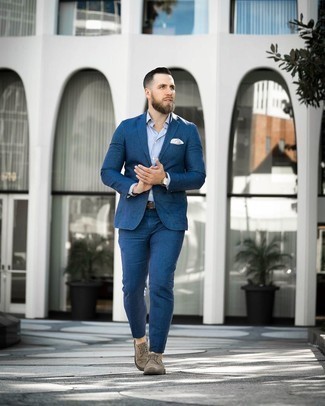 Braune Brogues kombinieren – 500+ Herren Outfits: Vereinigen Sie einen dunkelblauen Anzug mit einem hellblauen Businesshemd für einen stilvollen, eleganten Look. Bringen Sie die Dinge durcheinander, indem Sie braunen Brogues mit diesem Outfit tragen.