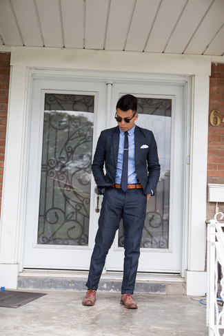 Hellblaues Businesshemd kombinieren – 500+ Sommer Herren Outfits: Vereinigen Sie ein hellblaues Businesshemd mit einem dunkelblauen Anzug für einen stilvollen, eleganten Look. Suchen Sie nach leichtem Schuhwerk? Entscheiden Sie sich für braunen Leder Brogues für den Tag. Dieser Look ist besten für den Sommer geeignet.