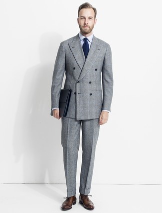 Braune Leder Brogues kombinieren – 500+ Herren Outfits: Kombinieren Sie einen grauen Anzug mit Schottenmuster mit einem hellblauen Businesshemd für eine klassischen und verfeinerte Silhouette. Suchen Sie nach leichtem Schuhwerk? Ergänzen Sie Ihr Outfit mit braunen Leder Brogues für den Tag.