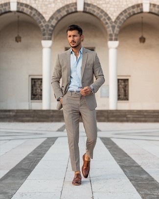 Braune Leder Brogues kombinieren – 500+ Herren Outfits: Kombinieren Sie einen grauen Anzug mit Karomuster mit einem hellblauen Businesshemd für einen stilvollen, eleganten Look. Fühlen Sie sich mutig? Komplettieren Sie Ihr Outfit mit braunen Leder Brogues.