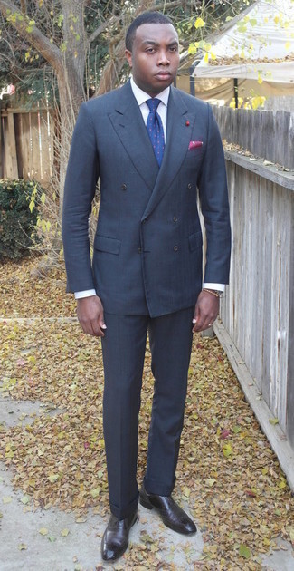 Dunkelblaue gepunktete Krawatte kombinieren – 466 Herren Outfits: Entscheiden Sie sich für einen dunkelblauen Anzug und eine dunkelblaue gepunktete Krawatte, um vor Klasse und Perfektion zu strotzen. Wählen Sie die legere Option mit dunkelgrauen Leder Brogues.