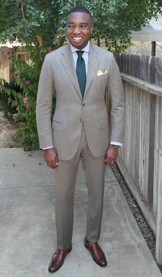Dunkeltürkise Krawatte kombinieren – 500+ Herren Outfits: Vereinigen Sie einen hellbeige vertikal gestreiften Anzug mit einer dunkeltürkisen Krawatte für einen stilvollen, eleganten Look. Fühlen Sie sich ideenreich? Wählen Sie braunen Leder Brogues.