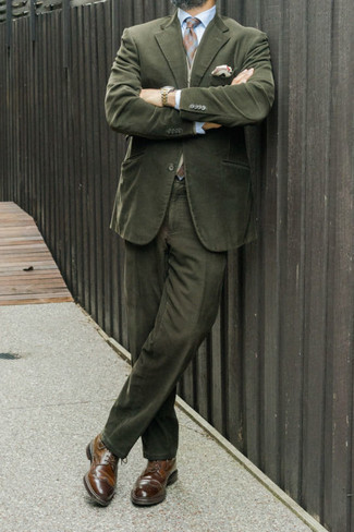 Braune Krawatte mit Schottenmuster kombinieren – 24 Elegante Herren Outfits: Entscheiden Sie sich für einen olivgrünen Anzug und eine braune Krawatte mit Schottenmuster für einen stilvollen, eleganten Look. Wenn Sie nicht durch und durch formal auftreten möchten, komplettieren Sie Ihr Outfit mit braunen Leder Brogues.