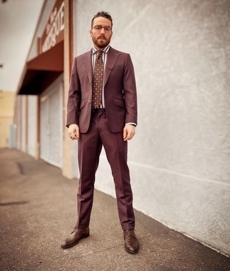 Braune Krawatte kombinieren – 500+ Herren Outfits: Tragen Sie einen braunen vertikal gestreiften Anzug und eine braune Krawatte, um vor Klasse und Perfektion zu strotzen. Fühlen Sie sich mutig? Wählen Sie dunkelbraunen Leder Brogues.