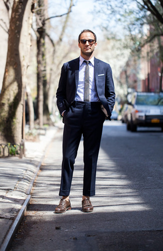 30 Jährige: Lila Businesshemd kombinieren – 203 Herren Outfits warm Wetter: Entscheiden Sie sich für ein lila Businesshemd und einen dunkelblauen Anzug, um vor Klasse und Perfektion zu strotzen. Fühlen Sie sich ideenreich? Entscheiden Sie sich für dunkelbraunen Leder Brogues.