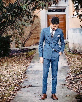 Braune bedruckte Krawatte kombinieren – 274 Herren Outfits: Kombinieren Sie einen dunkelblauen Anzug mit Karomuster mit einer braunen bedruckten Krawatte für einen stilvollen, eleganten Look. Suchen Sie nach leichtem Schuhwerk? Ergänzen Sie Ihr Outfit mit braunen Leder Brogues für den Tag.