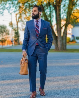 Dunkelrotes Einstecktuch kombinieren – 500+ Herren Outfits: Kombinieren Sie einen dunkelblauen Anzug mit Karomuster mit einem dunkelroten Einstecktuch, um mühelos alles zu meistern, was auch immer der Tag bringen mag. Fühlen Sie sich mutig? Vervollständigen Sie Ihr Outfit mit braunen Leder Brogues.