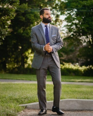 Dunkelblaue gepunktete Krawatte kombinieren – 466 Herren Outfits: Erwägen Sie das Tragen von einem grauen Anzug mit Schottenmuster und einer dunkelblauen gepunkteten Krawatte für eine klassischen und verfeinerte Silhouette. Fühlen Sie sich ideenreich? Wählen Sie schwarzen Leder Brogues.