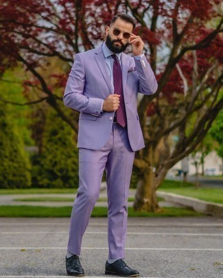 Lila Krawatte mit Paisley-Muster kombinieren – 28 Herren Outfits: Entscheiden Sie sich für einen hellvioletten Anzug und eine lila Krawatte mit Paisley-Muster für eine klassischen und verfeinerte Silhouette. Fühlen Sie sich ideenreich? Komplettieren Sie Ihr Outfit mit schwarzen Leder Brogues.
