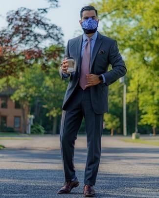 30 Jährige: Türkise Socken kombinieren – 173 Herren Outfits: Paaren Sie einen dunkelblauen Anzug mit türkisen Socken für ein großartiges Wochenend-Outfit. Putzen Sie Ihr Outfit mit dunkelbraunen Leder Brogues.