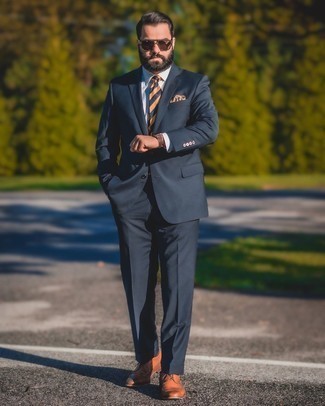 Beige bedrucktes Einstecktuch kombinieren – 102 Sommer Herren Outfits: Kombinieren Sie einen dunkelblauen Anzug mit einem beige bedruckten Einstecktuch für ein Alltagsoutfit, das Charakter und Persönlichkeit ausstrahlt. Fühlen Sie sich ideenreich? Entscheiden Sie sich für rotbraunen Leder Brogues. Was für eine coole Sommer-Outfit Idee!